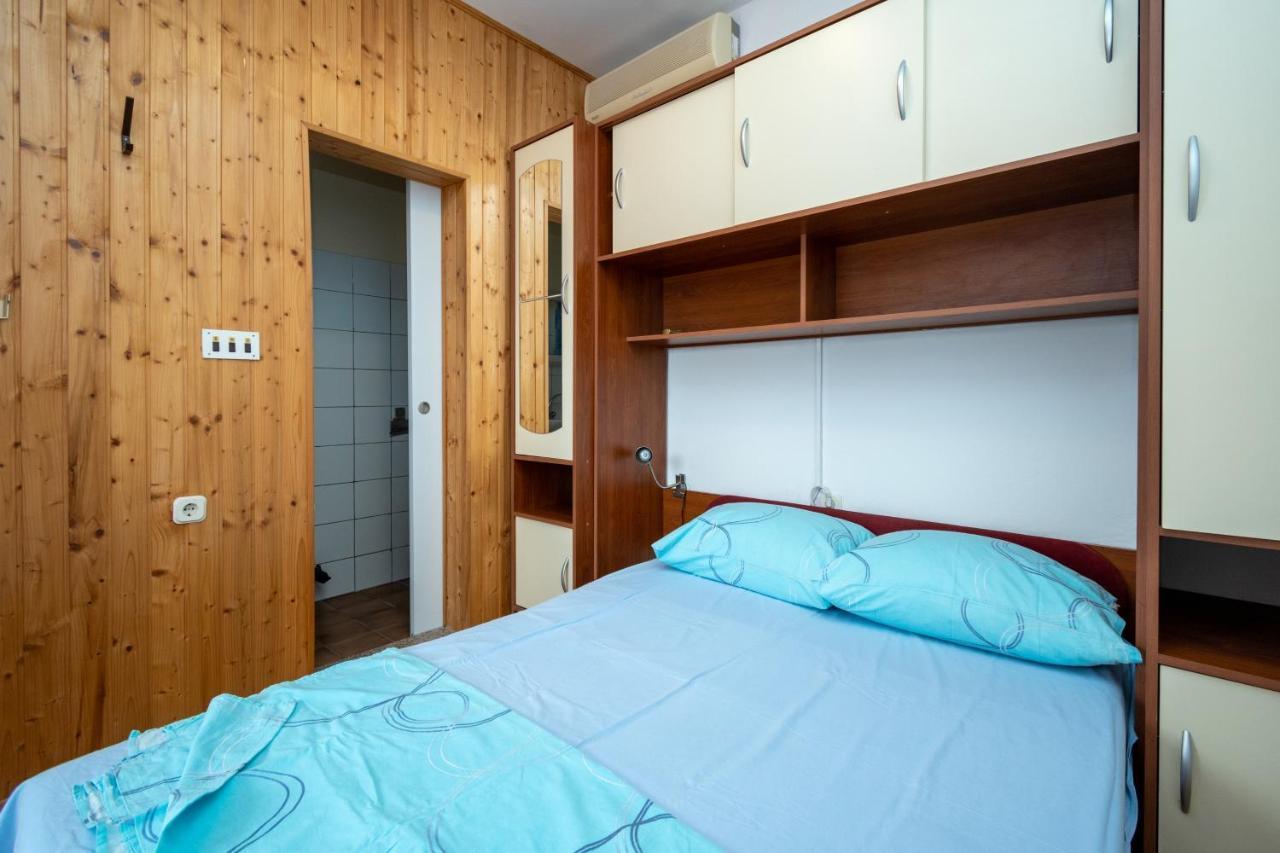 Apartments And Rooms By The Sea Posedarje, Novigrad - 21123 Exterior foto